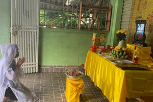 Nữ nhân viên y tế lập bàn thờ, chịu tang mẹ từ tâm dịch