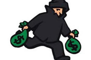 “Tiện tay" lấy giày hiệu, hai công nhân trả giá đắt