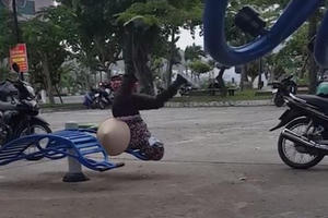 Clip: Nữ ninja mặc full giáp tập thể dục đốt mỡ thừa khiến hội chị em bội phục Clip: Nữ ninja mặc full giáp tập thể dục đốt mỡ thừa khiến hội chị em bội phục