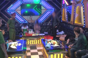 Bắt quả tang 14 nam nữ “phê” ma túy tại hát