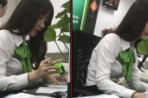 Nữ giao dịch viên ngân hàng bị khách chụp lén rồi đăng ảnh lên Facebook nhờ “tìm link” vì rất xinh