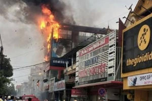 Cháy lớn tại một siêu thị điện máy ở Quảng Bình