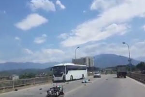 Hãi hùng nam thanh niên đi tốc độ cao lấn làn đâm trực diện ô tô khách