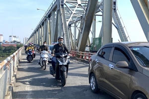 Cầu Chương Dương xuống cấp, “cõng” lượng xe gấp 8 lần thiết kế