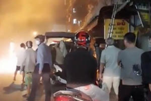 2 cháu bé bị cha tưới xăng phóng hỏa bỏng rất nặng