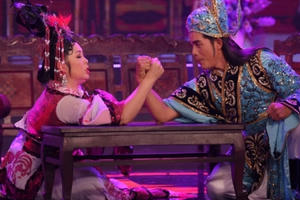 Thi đấu vật tay, Hồng Vân khiến 2 đấng nam nhi "toát mồ hôi hột"