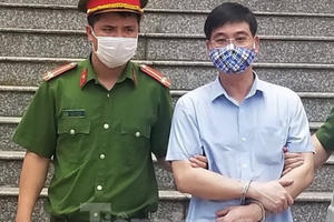 2 cựu trưởng phòng ở Hòa Bình bật khóc kêu oan, khẳng định ‘không nâng điểm' 2 cựu trưởng phòng ở Hòa Bình bật khóc kêu oan, khẳng định ‘không nâng điểm'