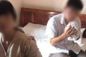 Chồng bắt quả tang vợ đang ở nhà nghỉ cùng nam cán bộ xã