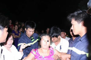 Bến Tre: Giải cứu thành công một phụ nữ trèo lên trụ điện cao thế tự tử