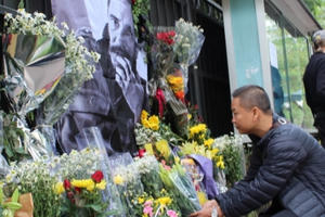 Hà Nội: Người dân xếp hàng vào viếng Chủ tịch Cu Ba Fidel Castro