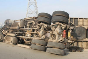 Hà Nội: Lật container, 2 người chết thảm dưới thùng xe