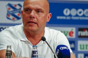 HLV Heerenveen: "Khoảnh khắc Văn Hậu ra sân sẽ đến"