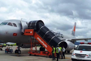 Máy bay hạ cánh khẩn cấp để cấp cứu nam hành khách ngất xỉu Máy bay hạ cánh khẩn cấp để cấp cứu nam hành khách ngất xỉu