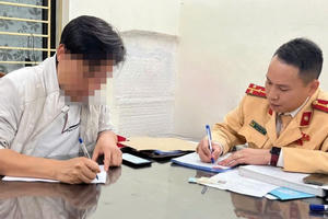 Khẩn trương xử lý tài xế cho trẻ em ngồi cùng hàng ghế lái xe