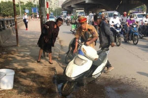 Đội CSGT số 14 cứu giúp người phụ nữ bị cháy xe trên đường