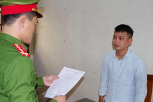 Bị nhắc hay uống rượu, nghịch tử cứa cổ bố đẻ