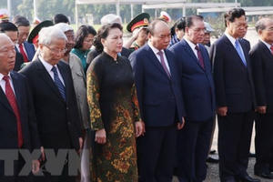 Lãnh đạo Đảng, Nhà nước đặt vòng hoa và vào Lăng viếng Bác