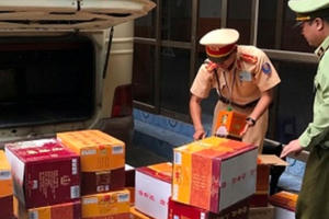 Quảng Ninh: Phát hiện xe khách chở hàng chục thùng rượu lậu