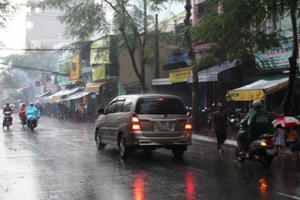 Mưa lớn đầu mùa xuất hiện trên diện rộng ở Sài Gòn
