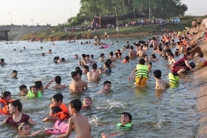 Hà Nội: Đập nước đông nghẹt người như ở bãi biển