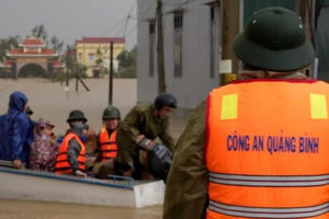 Quảng Bình: Công an “xẻ” nước lũ, đưa nhiều sản phụ đến bệnh viện an toàn