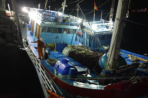 Cứu 16 thuyền viên gặp nạn trên biển gần Hoàng Sa