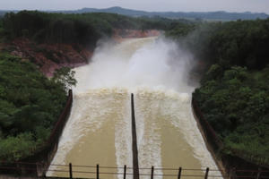 Hồ Kẻ Gỗ bắt đầu xả tràn để “đón” bão số 13