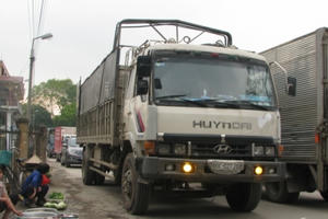 Cầu Tân Nhuệ "còng lưng" vì xe tải: Cơ quan chức năng thừa nhận có xe quá tải lưu thông