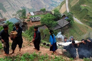 Hãi hùng tục treo người chết trong đám tang người Mông Hãi hùng tục treo người chết trong đám tang người Mông