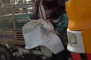 Hưng Yên: Xe tải đấu đầu xe khách, 2 người tử vong