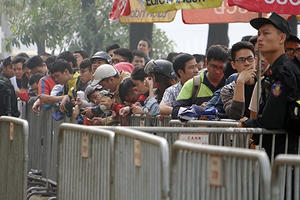 Hàng nghìn người đội mưa, xếp hàng chờ nhận vé mua online