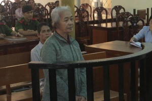 Bị bắt qua ngủ chung, bà cụ 65 tuổi đâm chết bạn trai