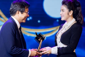 Lý Nhã Kỳ khoe vẻ thần thái hút hồn dù chạy 3 show 1 ngày