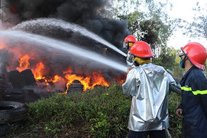 Quảng Ngãi: Bãi thu mua phế liệu phát hỏa, hàng trăm người tham gia chữa cháy