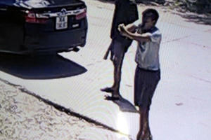 Hai thanh niên đi xe máy dùng súng K59 bắn vào ô tô để dằn mặt