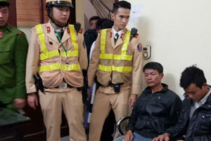 Hà Nội: Cảnh sát chạy bộ gần 2km quật ngã tóm gọn 2 tên cướp