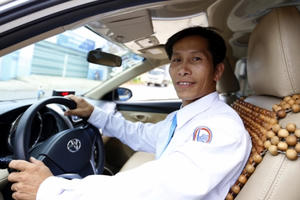 Tài xế taxi đỡ đẻ cho sản phụ trên đèo Tà Nung