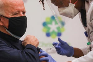 Ông Biden tiêm vắc xin trên truyền hình, dành lời "có cánh" cho ông Trump