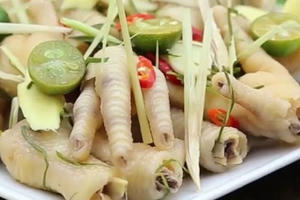 Chết khiếp với nguyên liệu làm chân gà sả ớt siêu bẩn
