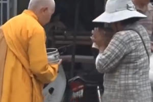 Giáo hội Phật giáo Việt Nam không cho phép các nhà sư đi khất thực Giáo hội Phật giáo Việt Nam không cho phép các nhà sư đi khất thực