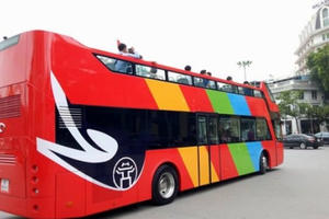 Trải nghiệm xe buýt mui trần trên đường phố Hà Nội