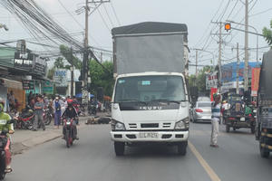 Bình Dương: Ngã xuống đường bị xe tải tông trúng, người đàn ông tử vong tại chỗ
