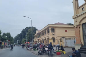 Dịch COVID-19 diễn biến phức tạp, chợ cóc Sa Đôi hoạt động nhộn nhịp