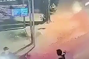 Kinh hoàng với Clip hai nhóm thanh niên nổ súng bắn nhau như phim hành động ở Quảng Ngãi Kinh hoàng với Clip hai nhóm thanh niên nổ súng bắn nhau như phim hành động ở Quảng Ngãi