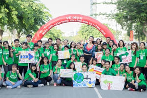 Á hậu Hoàng Thùy khỏe khoắn chạy bộ cùng người dân gây quỹ hướng