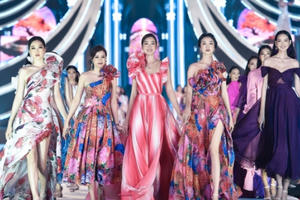 Hoa hậu Mỹ Linh vừa làm giám khảo, vừa catwalk cực đỉnh