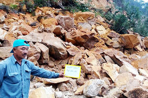 Đèo Khánh Lê sạt lở, tuyến Nha Trang đi Đà Lạt ùn tắc