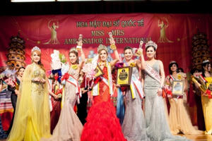 Vượt qua nhiều thí sinh “nặng kí”, Nguyễn Thị Huệ đăng quang Hoa hậu Đại sứ Quốc tế