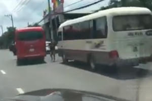 Clip: Hai xe khách chén ép nhau trên đường như phim hành động