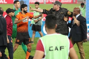 [Clip]: Một CĐV bị vây đánh hội đồng vì khiêu khích đối thủ